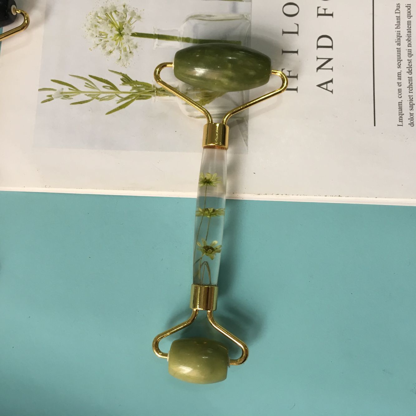 רולר עיסוי פנים מאבן ג’ייד טבעית למתיחת העור והפחתת נפיחות